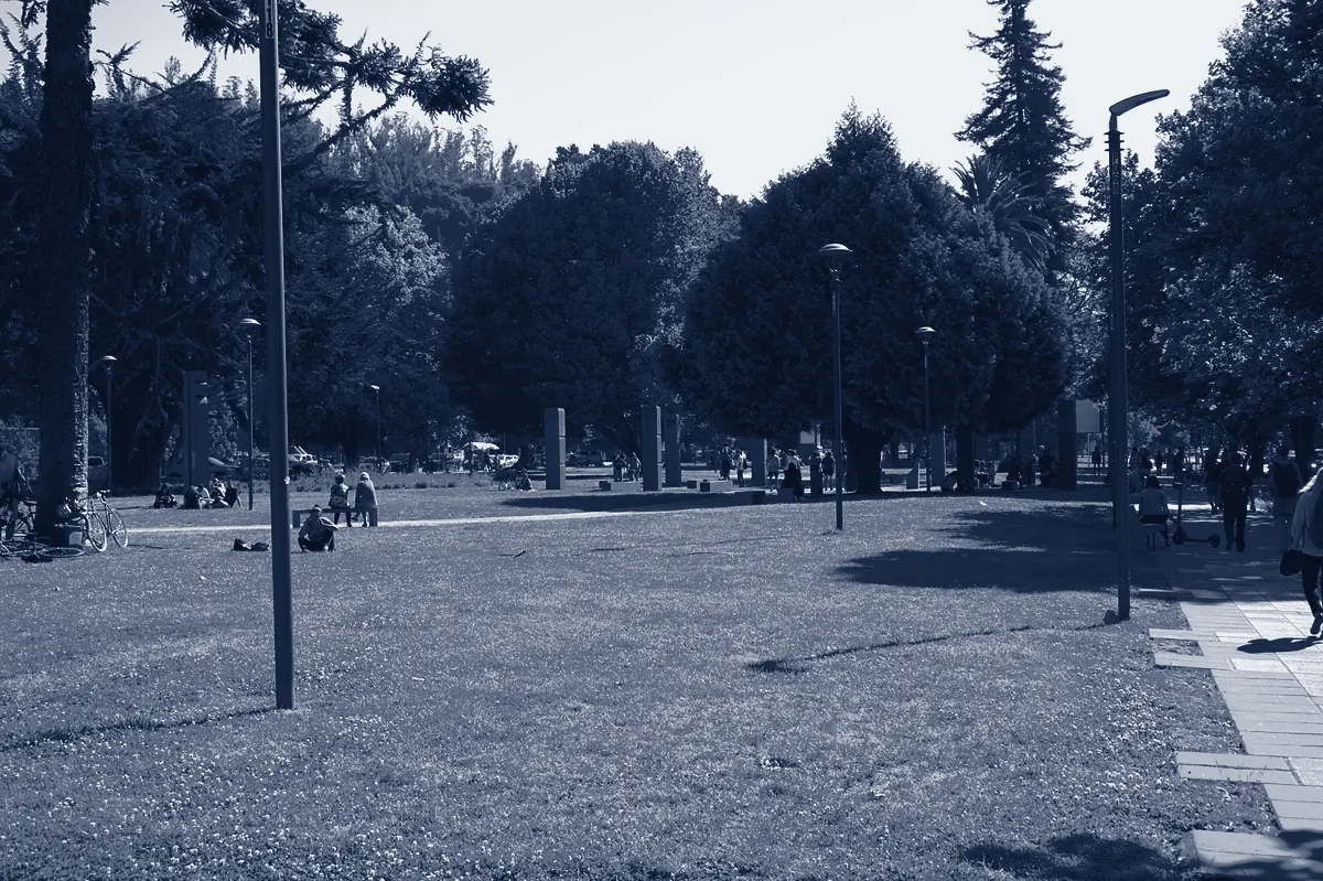 Parque Ecuador, en Concepción, virado a azul
